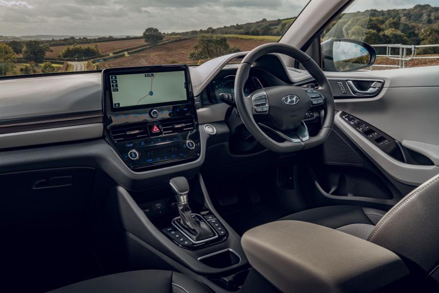 Торпедо Hyundai IONIQ Plug-in Hybrid (AE) 2019 года  (UK) (фото 38 из 40)